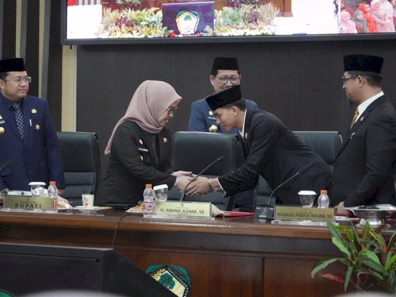  Bupati Gowa, Sitti Husniah Talenrang, didampingi Wakil Bupati Gowa, Darmawangsyah Muin, menghadiri Rapat Paripurna DPRD Kabupaten Gowa dalam rangka pengambilan sumpah/janji Ketua DPRD Gowa sisa masa jabatan 2024&ndash;2029 di Ruang Rapat Paripurna DPRD Gowa, Senin (6/4/2026). @Jejakfakta/dok. Humas Pemkab Gowa