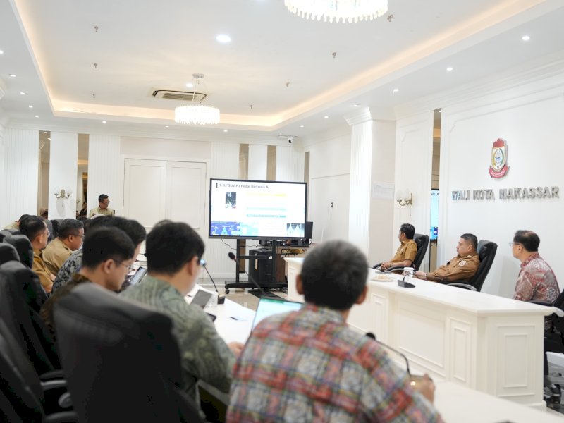  Wali Kota Makassar, Munafri Arifuddin, saat menerima paparan program kolaborasi Pemerintah Korea yang direpresentasikan oleh Ecolant Co., Ltd di Balaikota Makassar, Selasa (7/04/2026). Penjajakan kerja sama tersebut menawarkan solusi proyek smart street lighting untuk Kota Makassar. @Jejakfakta/dok. Humas Pemkot Makassar