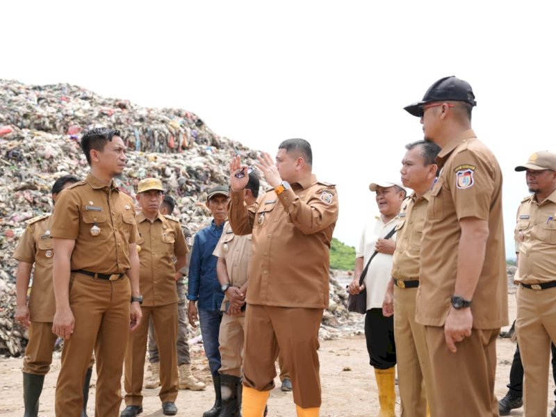 Wali Kota Makassar, Munafri Arifuddin, meninjau langsung kawasan Tempat Pembuangan Akhir (TPA) Antang di Kecamatan Manggala untuk memastikan kesiapan lahan dalam percepatan proyek Pengolahan Sampah menjadi Energi Listrik (PSEL), Selasa (7/04/2026). @Jejakfakta/dok. Humas Pemkot Makassar
