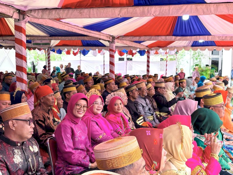 Asisten Pemerintahan dan Kesejahteraan Rakyat Setda Lutim, Aini Endis Anrika, didampingi Kepala Dinas Kominfo-SP, Andi Tabacina Akhmad, serta Kabag Prokopim, Sahir, saat menghadiri prosesi Mattompang Arajang (pembersihan benda pusaka) dalam puncak rangkaian peringatan Hari Jadi Bone ke-696 Tahun 2026 yang digelar di Rumah Jabatan Bupati Bone, Senin (06/04/2026). @Jejakfakta/dok. Humas Pemkab Lutim