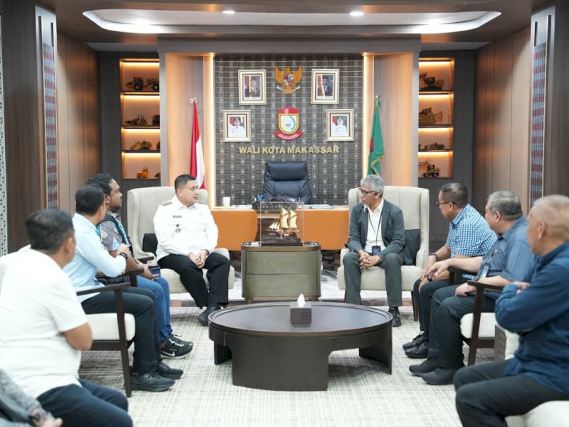 Direktur Komersial PT Pelabuhan Indonesia (Persero), Farid Padang, bersama Executive Director 4 Pelindo Regional IV, Abdul Azis, dengan Wali Kota Makassar, Munafri Arifuddin, di ruang kerja Kantor Wali Kota Makassar, Rabu (8/4/2026). @Jejakfakta/dok. Humas Pemkot Makassar