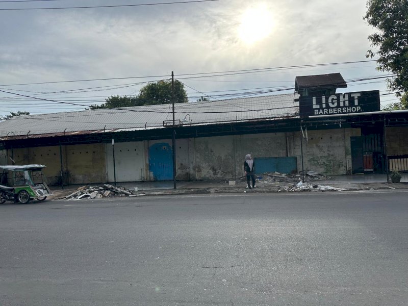 Lahan fasilitas umum (Fasum), antara trotoar dan badan jalan, deretan lapak pedagang kaki lima (PKL) setelah ditertibkan. @Jejakfakta/dok. Humas Pemkot Makassar