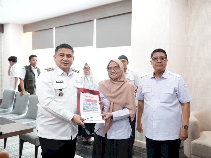 Kepala Dinas Sosial Kota Makassar, Andi Bukti Djufrie, dengan Wali Kota Makassar, Munafri Arifuddin, usai pertemuan dengan Kecamatan Tamalanrea sebagai pilot project Kampung Siaga Bencana (KSB) di Balai Kota, Rabu (8/4/2026). @Jejakfakta/dok. Humas Pemkot Makassar