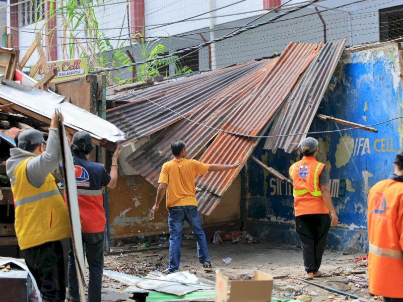 Pemerintah Kecamatan Makassar melakukan penertiban lapak pedagang kaki lima (PKL) di Jalan Kerung-Kerung dan Jalan Gunung Salahutu, Selasa (7/4/2026). @Jejakfakta/dok. Humas Pemkot Makassar