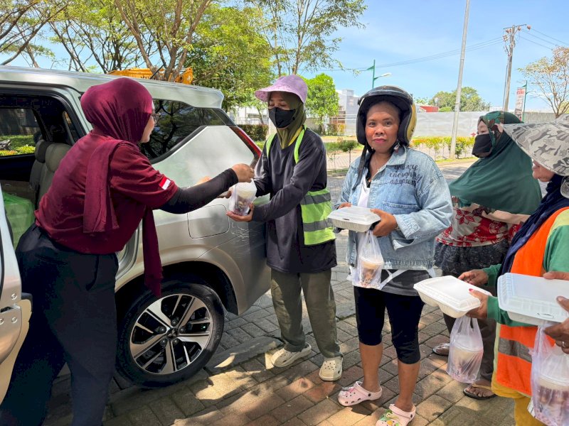 PT Gowa Makassar Tourism Development Tbk (GMTD) saat melakukan program &ldquo;Jumat Berbagi&rdquo; di kawasan Tanjung Bunga, Jumat (10/4/2026). @Jejakfakta/dok. Istimewa
