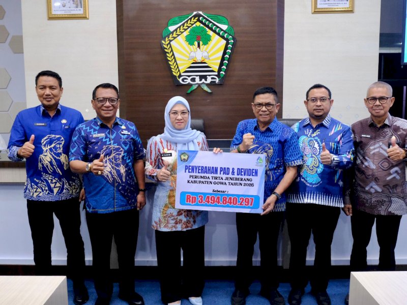 Bupati Gowa, Sitti Husniah Talenrang,  saat menerima  setoran Pendapatan Asli Daerah (PAD) dan dividen sebesar Rp3.494.840.297 dari Perusahaan Umum Daerah (Perumda) Air Minum Tirta Jeneberang untuk Tahun Buku 2025 di Baruga Karaeng Pattingalloang, Kantor Bupati Gowa, Jumat (10/4/2026). @Jejakfakta/dok. Humas Pemkab Gowa