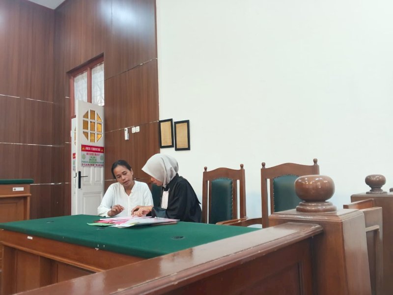 Rosaliani B. Weluk alias Loli, buruh perempuan asal Flores Timur, saat persidangan atas dugaan tindak pidana penggelapan yang dilaporkan oleh majikannya, pemilik counter seluler tempatnya bekerja di Kota Makassar. @Jejakfakta/Istimewa  