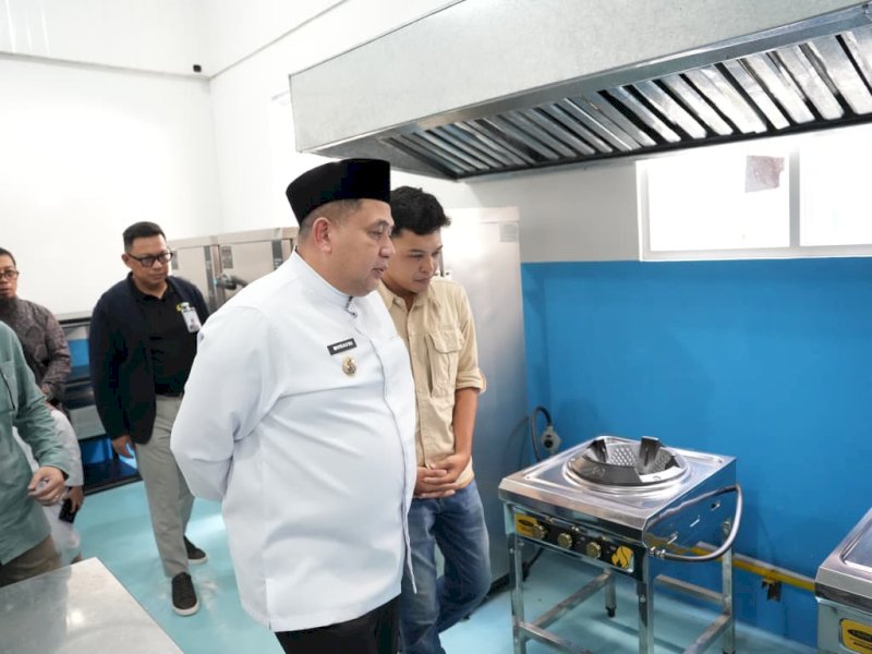 Wali Kota Makassar, Munafri Arifuddin, saat meresmikan Satuan Pelayanan Pemenuhan Gizi (SPPG) Manggala 03 di Jalan Antang Raya, Jumat (10/4/2026). Fasilitas ini dikelola oleh Yayasan Wadah Merah Putih. @Jejakfakta/dok. Humas Pemkot Makassar