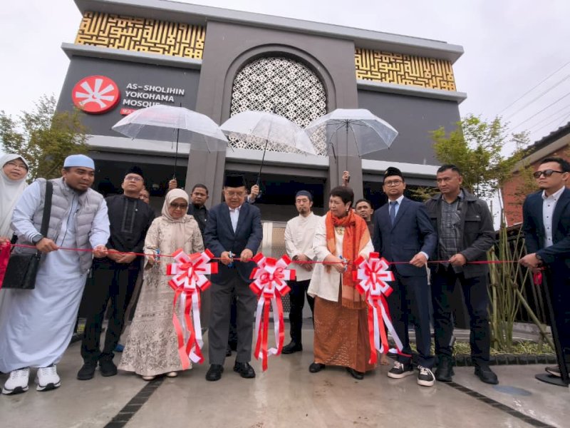 Ketua Umum Dewan Masjid Indonesia (DMI), Jusuf Kalla, meresmikan Masjid As Sholihin di Yokohama, Jepang, Jumat (10/4/2026). @Jejakfakta/dok. Istimewa