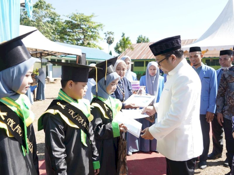 Wakil Bupati Gowa, Darmawangsyah Muin menghadiri wisuda santri dan santriwati DPK BKPRMI Kecamatan Bontonompo Selatan Ke-33 yang diikuti sebanyak 401 santri yang digelar di SMPN 1 Bontonompo Selatan, Kabupaten Gowa, Minggu (12/4/2026). @Jejakfakta/dok. Humas Pemkab Gowa