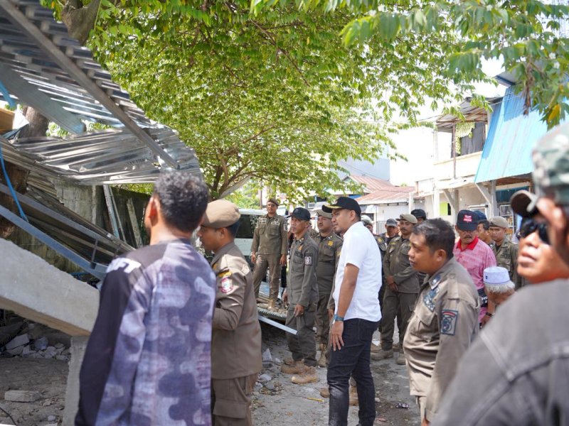 Petugas gabungan melakukan penertiba PKL di Kecamatan Biringkanaya, Kota Makassar, Kamis (9/4/2026). @Jejakfakta/dok. Humas Pemkot Makassar