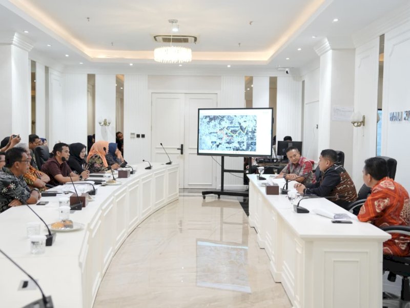 Rapat monitoring progres pembangunan jalan alternatif Leimena&ndash;Antang di Balai Kota Makassar bersama Wali Kota Makassar, Munafri Arifuddin, Kamis (9/4/2026). @Jejakfakta/dok. Humas Pemkot Makassar