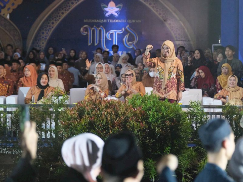 Bupati Gowa, Sitti Husniah Talenrang, memberikan semangat kepada kafilah Kabupaten Gowa yang berlaga pada Musabaqah Tilawatil Qur&rsquo;an XXXIV Sulawesi Selatan 2026 saat pembukaan di Lapangan Pallantikang Kabupaten Maros, Minggu (12/4/2026). @Jejakfakta/dok. Humas Pemkab Gowa