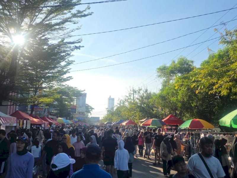Kawasan Car Free Day (CFD) Boulevard di Kecamatan Panakkukang menjelma menjadi magnet baru, bukan hanya untuk olahraga dan rekreasi, tetapi juga sebagai pusat perputaran ekonomi yang melibatkan ratusan pelaku UMKM. @Jejakfakta/dok. Humas Pemkot Makassar
