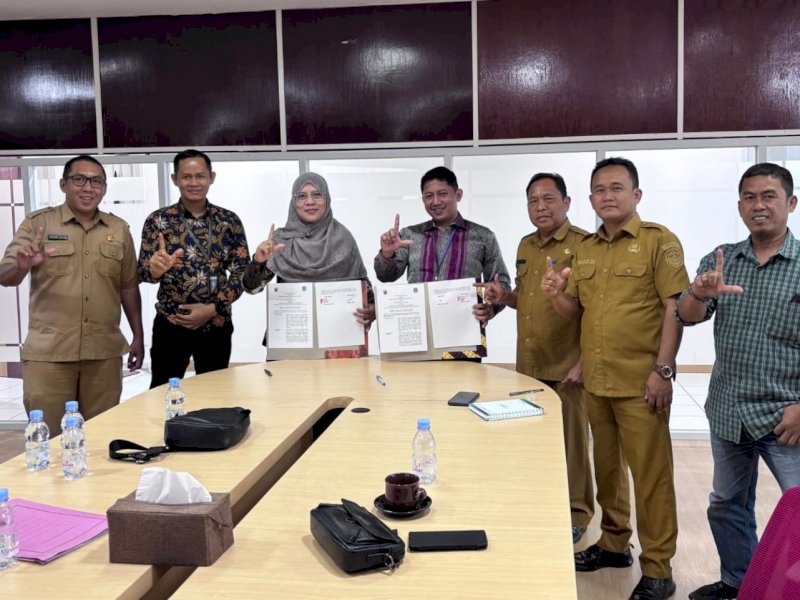 Penandatanganan Perjanjian Kerja Sama (PKS) Pemerintah Kabupaten Luwu Timur dengan Universitas Hasanuddin terkait pembinaan dan pengembangan implementasi penyelenggaraan informasi geospasial, di di Pusat Penelitian dan Pengembangan Laut, Pesisir, dan Pulau-Pulau Kecil, Lembaga Penelitian dan Pengabdian kepada Masyarakat (LPPM) Universitas Hasanuddin, Makassar, Selasa (14/4/2026). @Jejakfakta/dok. Humas Pemkab Lutim