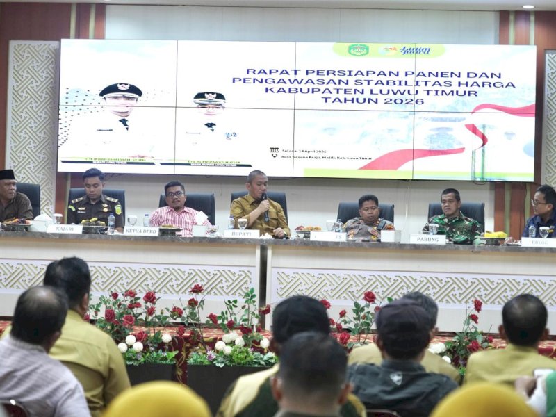 Bupati Luwu Timur, Irwan Bachri Syam, memimpin rapat persiapan panen dan pengawasan stabilitas harga tahun 2026 di Aula Sasana Praja, Kantor Bupati Luwu Timur, Selasa (14/04/2026). @Jejakfakta/dok. Humas Pemkab Lutim