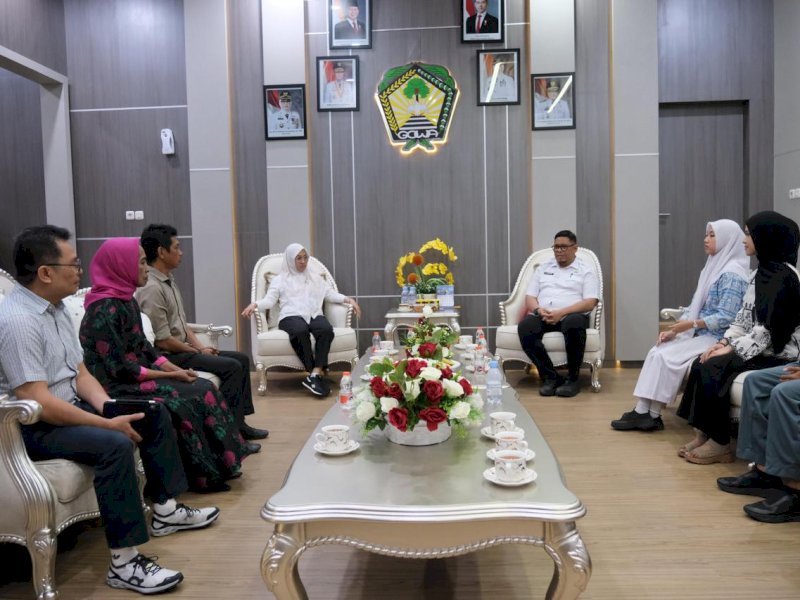 Tiga pelajar yakni Muhammad Fahri Yasin dari SMA Al-Fityan School Gowa, Nurfaadhilah Izzatun Kaishar dari SMAN 1 Gowa, dan Nurul Resky Aulia dari SMAN 14 Gowa, saat diterima langsung oleh Bupati Gowa, Sitti Husniah Talenrang, di Ruang Kerja Bupati Gowa, Rabu (15/4/2026). @Jejakfakta/dok. Humas Pemkab Gowa