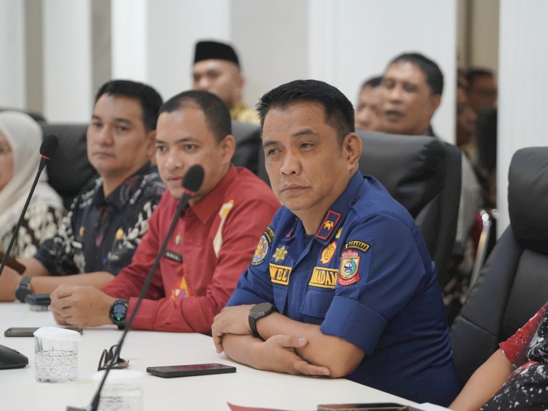 Kepala Dinas Damkarmat Kota Makassar, Fadli Wellang, saat menghadiri rapat koordinasi, Jumat (17/4/2026). @Jejakfakta/dok. Humas Pemkot Makassar