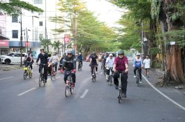 Efisiensi BBM Jadi Aksi Nyata, Appi Gowes Pagi Pantau Kebersihan Tiga Kecamatan di Makassar