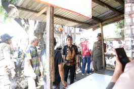 Lapak Puluhan Tahun di Atas Drainase Dibongkar, Kecamatan Tallo Tertibkan 8 Titik di Ujung Pandang Baru