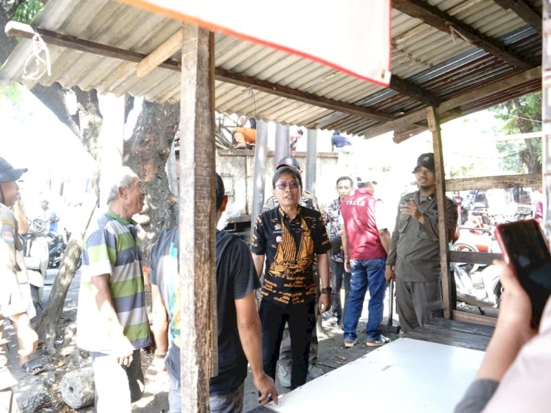 Camat Tallo, Andi Husni, saat memimpin penertiban lapak pedagang di Kecamatan Tallo yang berada di atas drainase,  Jumat (17/4/2026). @Jejakfakta/dok. Humas Pemkot Makassar