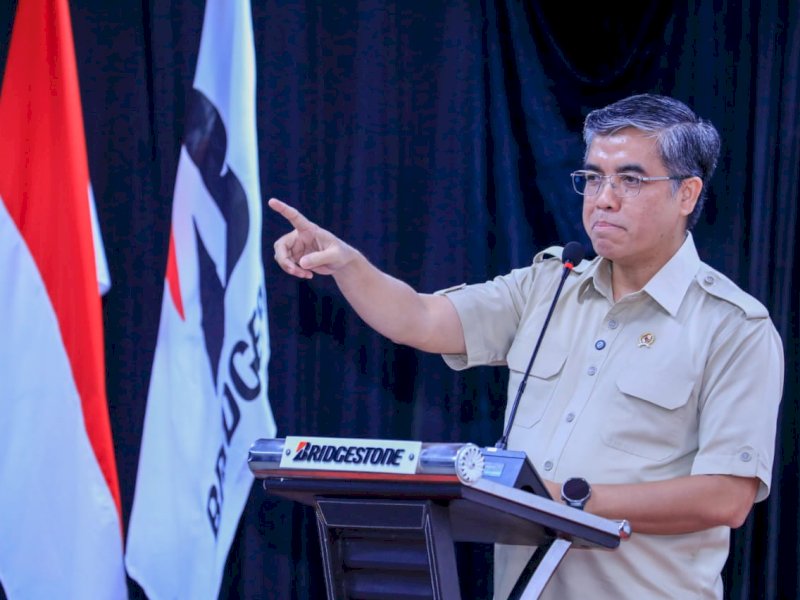 Menaker menghadiri penandatanganan Perjanjian Kerja Bersama (PKB) XVI antara manajemen PT Bridgestone Tire Indonesia dan Serikat Pekerja PT Bridgestone, Kamis (16/4/2026). @jejakfaktacom/Humas Kemnaker