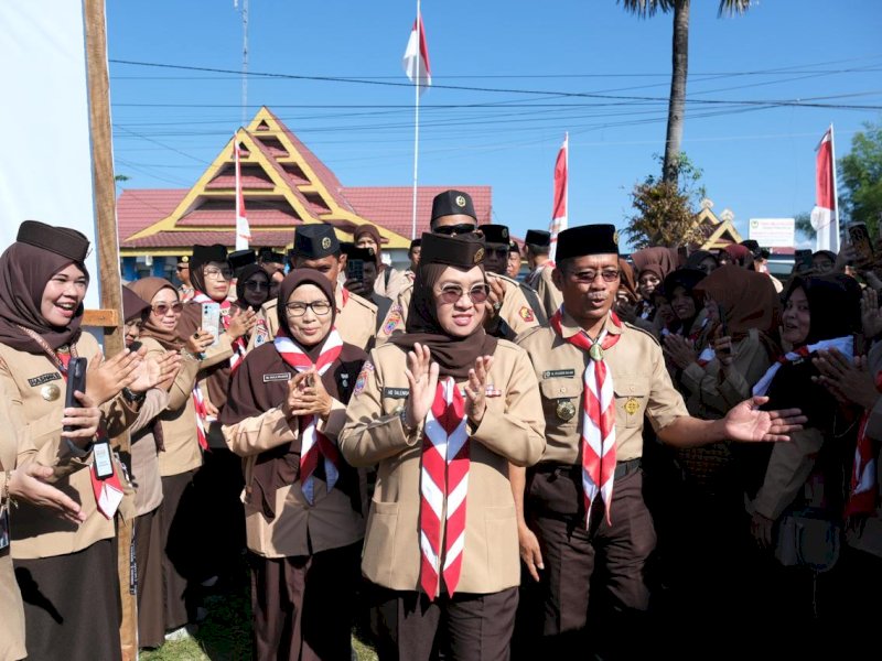 Bupati Gowa yang juga Ketua Kwartir Cabang Gerakan Pramuka Gowa, Sitti Husniah Talenrang, saat hadiri gelaran Pesta Siaga Tingkat Kwartir Ranting Bontonompo Tahun 2026 di Lapangan Bontonompo, Sabtu (18/4/2026). @Jejakfakta/dok. Humas Pemkab Gowa
