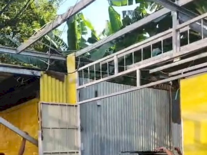 Puluhan pedagang kaki lima (PKL) yang selama puluhan tahun menempati fasilitas umum (fasum) dan fasilitas sosial (fasos), memilih membongkar sendiri lapak mereka secara sukarela. @Jejakfakta/dok. Humas Pemkot Makassar