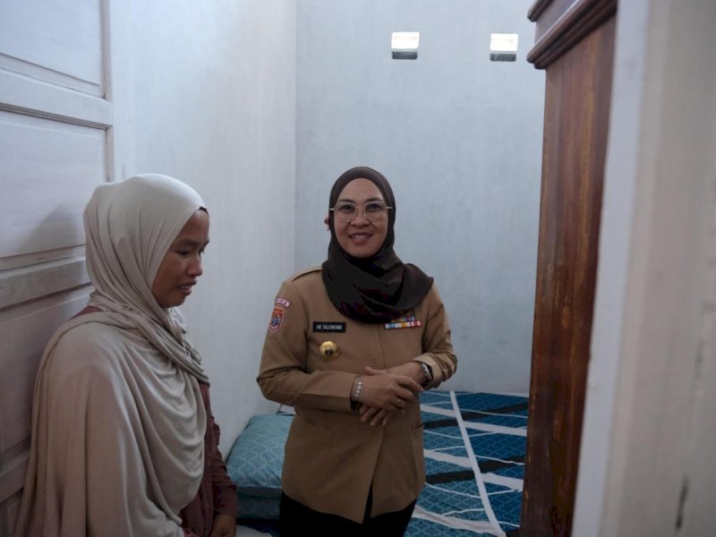 Bupati Gowa, Sitti Husniah Talenrang, saat meninjau salah satu penerima bantuan di Kelurahan Tombolo, Kecamatan Somba Opu, Sabtu (18/4/2026). @Jejakfakta/dok. Humas Pemkab Gowa