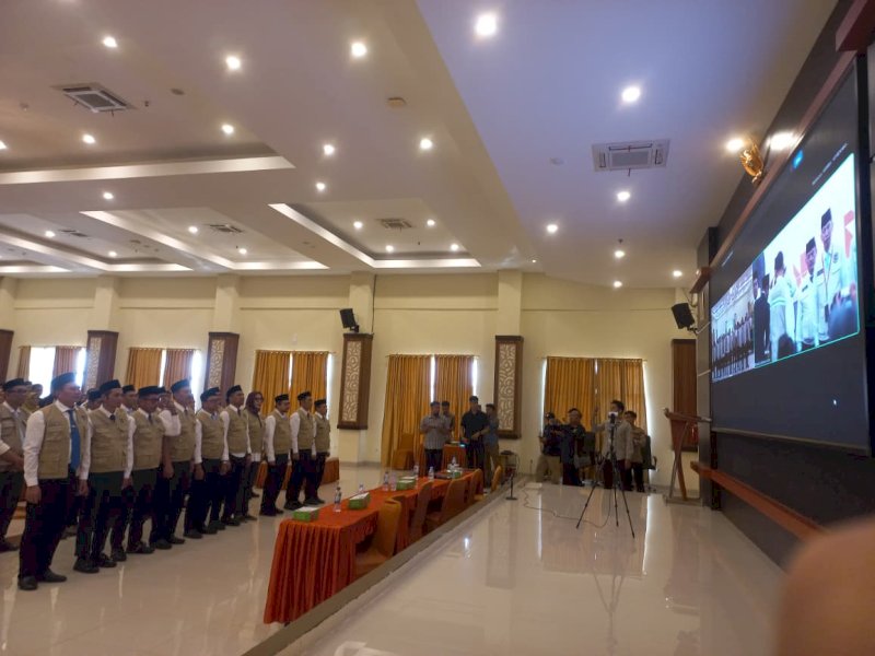 Petugas Penyelenggara Ibadah Haji (PPIH) Embarkasi Makassar resmi dikukuhkan dan siap memberikan layanan kepada 16.750 calon jemaah haji dari delapan provinsi di kawasan Indonesia Timur, di Wisma Shafa Asrama Haji Sudiang Makassar, Jumat (17/4/2026). @Jejakfakta/dok. Istimewa