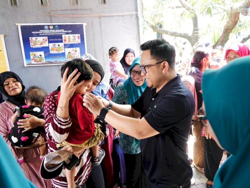 Wakil Bupati Gowa, Darmawangsyah Muin, memantau pelaksanaan program percepatan imunisasi bagi anak kategori zero dose atau anak yang belum pernah menerima imunisasi dasar sama sekali, di Posyandu Bunga Masamba, Kelurahan Tombolo, Kecamatan Somba Opu, Sabtu (18/4/2026). @Jejakfakta/dok. Humas Pemkab Gowa