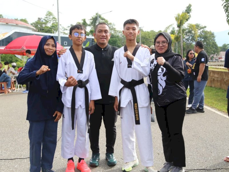  Bupati Luwu Timur, Irwan Bachri Syam, secara resmi melepas dua atlet taekwondo terbaik daerah untuk mewakili Provinsi Sulawesi Selatan pada ajang Kejuaraan Nasional (Kejurnas) Taekwondo Cadet dan Junior Tahun 2026, di Bundaran Batara Guru, Malili, Sabtu (18/4/2026). @Jejakfakta/dok. Humas Pemkab Lutim