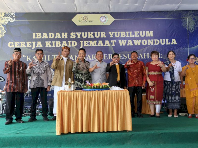 Bupati Luwu Timur, Irwan Bachri Syam, saat menghadiri  Hari Ulang Tahun (HUT) ke-50 Gereja Kibaid Jemaat Wawondula di Desa Lioka, Kecamatan Towuti, Sabtu (18/4/2026). @Jejakfakta/dok. Humas Pemkab Lutim