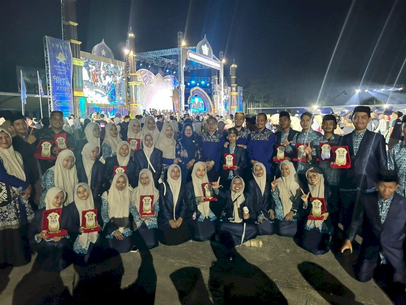 Kafilah Kabupaten Luwu Timur pada ajang Musabaqah Tilawatil Qur&rsquo;an XXXIV Sulawesi Selatan yang digelar di Maros, pada malam penutupan di Lapangan Pallantikang, Sabtu (18/4/2026), Luwu Timur resmi diumumkan sebagai Juara Umum IV. @Jejakfakta/dok. Humas Pemkab Lutim