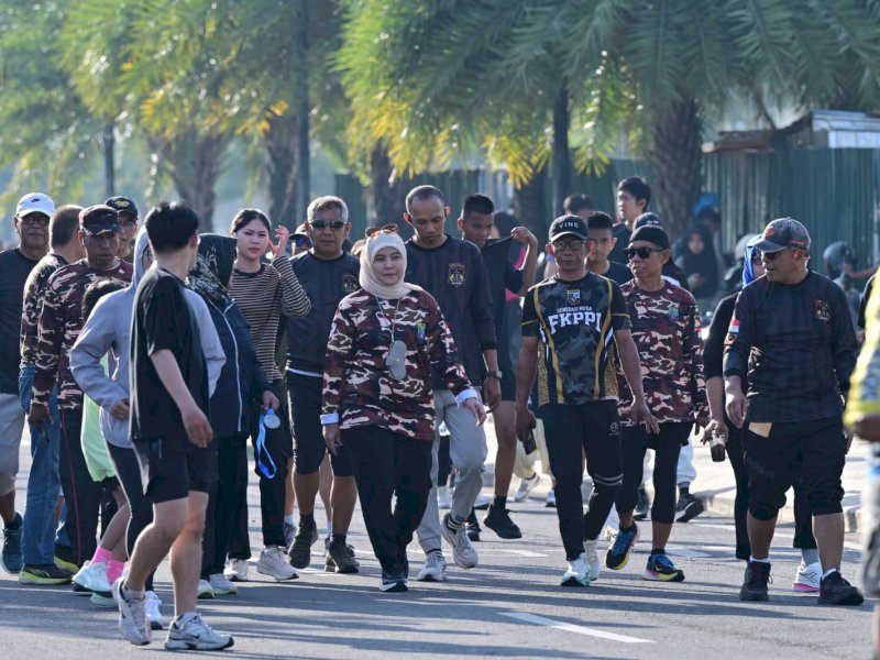 Wakil Wali Kota Makassar yang juga Ketua FKPPI Sulsel, Aliyah Mustika Ilham, bersama mantan Wali Kota Makassar periode 2004&ndash;2014 yang juga Ketua KBPP Polri Sulsel, Ilham Arief Sirajuddin (IAS), saat jalan sehat  di kawasan Business Park Citraland Losari, Center Point of Indonesia (CPI), Makassar, Minggu (19/4/2026). @Jejakfakta/dok. Istimewa