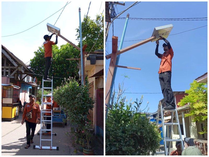 Pemasangan lampu jalan tenaga surya (solar cell) di sejumlah pulau di Kecamatan Kepulauan Sangkarrang, Minggu (19/4/2026). @Jejakfakta/Kolase Foto