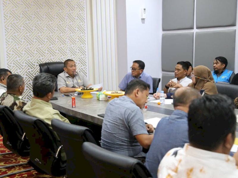 Bupati Luwu Timur, Irwan Bachri Syam, saat memimpin rapat persiapan HUT ke-23 di Ruang Rapat Kerja Bupati, Sabtu (18/4/2026). @Jejakfakta/dok. Humas Pemkab Lutim