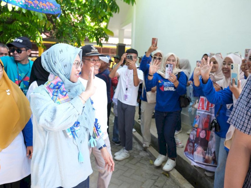 Bupati Gowa, Sitti Husniah Talenrang saat menghadiri Reuni Akbar SMA Negeri 3 Gowa di Lapangan SMA Negeri 3 Gowa, Kecamatan Bontonompo, Minggu (19/4/2026). @Jejakfakta/dok. Humas Pemkab Gowa