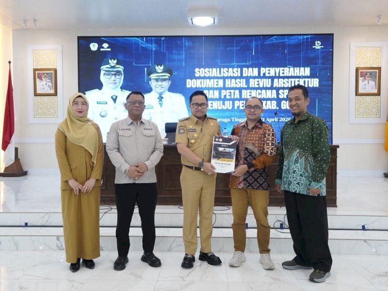 Wakil Bupati Gowa, Darmawangsyah Muin, saat menghadiri  Sosialisasi dan Penyerahan Dokumen Reviu Arsitektur serta Peta Rencana Sistem Pemerintahan Berbasis Elektronik (SPBE) menuju Pemerintah Digital (PEMDI), di Baruga Tinggimae, Rumah Jabatan Bupati Gowa, Selasa (21/4/2026). @Jejakfakta/dok. Humas Pemkab Gowa