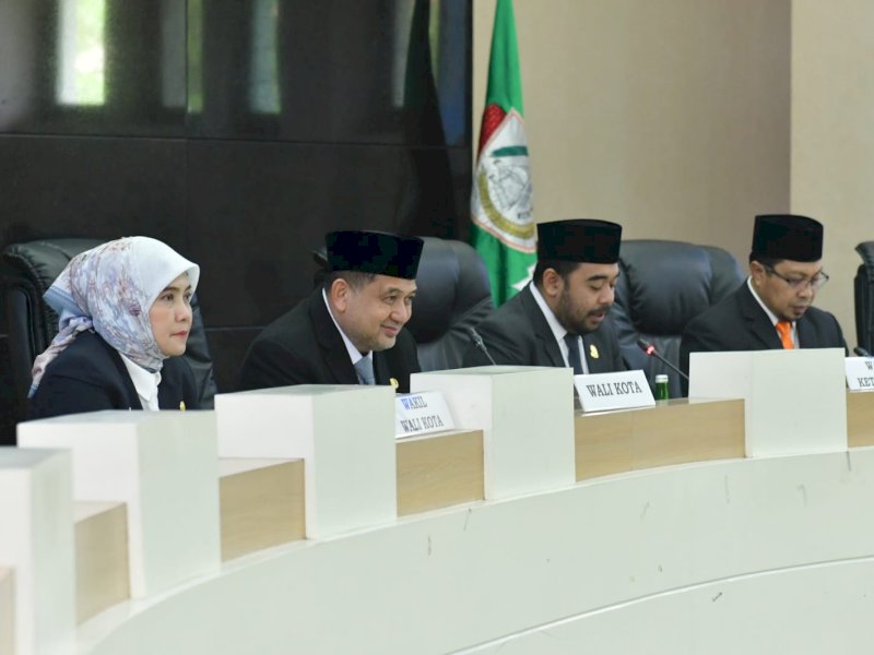 Wali Kota Makassar Munafri Arifuddin bersama Wakil Wali Kota Aliyah Mustika Ilham saat menghadiri Rapat Paripurna Pengumuman Masa Persidangan Kedua Tahun Sidang 2025/2026 yang dirangkaikan dengan penyampaian laporan hasil pelaksanaan reses DPRD Kota Makassar di Ruang Sipakatau, Kantor Wali Kota Makassar, Senin (20/4/2026). @Jejakfakta/dok. Humas Pemkot Makassar