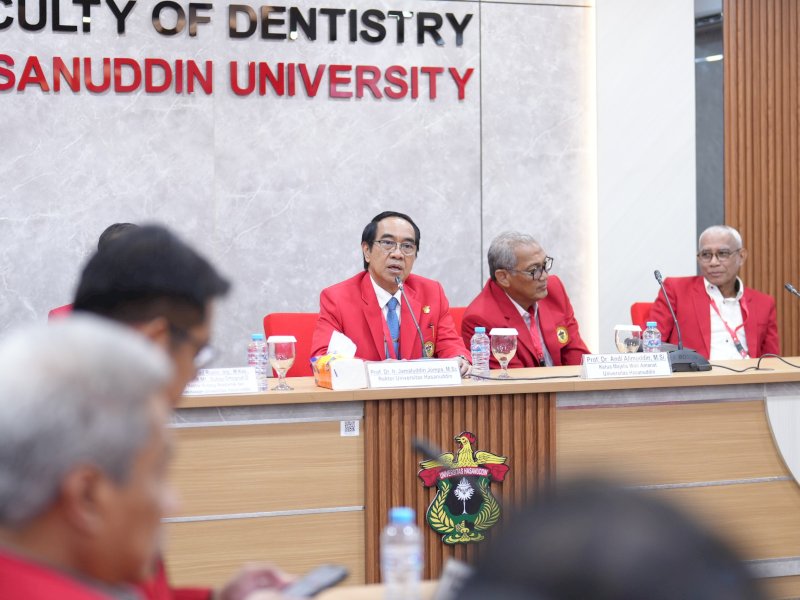 Rektor Unhas, Jamaluddin Jompa, dalam Konferensi Pers Pelaksanaan UTBK SNBT 2026 yang berlangsung di Ruang Senat FKG Unhas, Kampus Tamalanrea, Selasa (21/4/2026). @Jejakfakta/dok. Istimewa