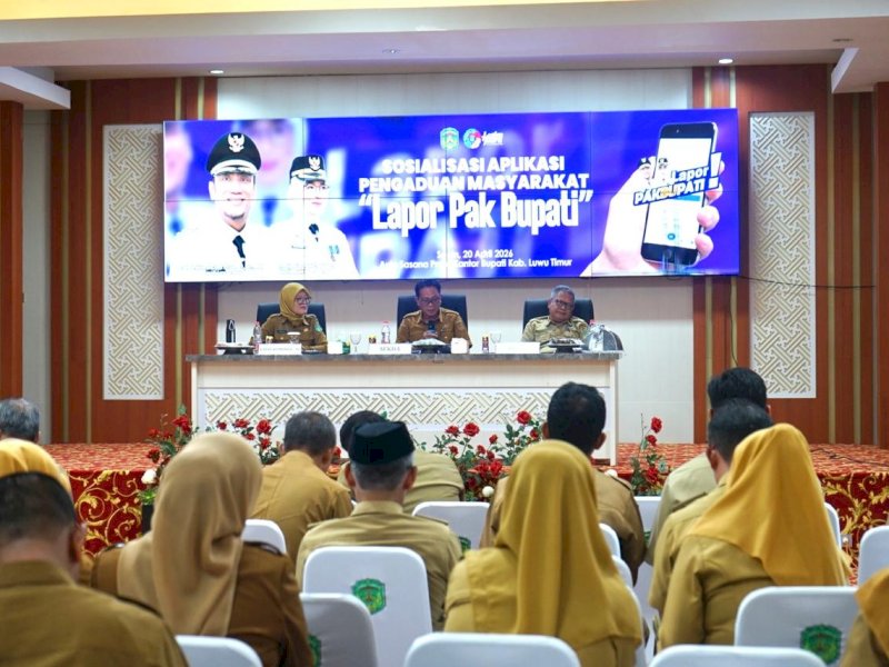 Sekretaris Daerah, Ramadhan Pirade, didampingi Asisten III Bidang Administrasi Umum, Askar, serta Kepala Dinas Kominfo-SP, Andi Tabacina Akhmad, saat menghadiri sosialisasi aplikasi pengaduan masyarakat &ldquo;Lapor Pak Bupati&rdquo; di Aula Sasana Praja, Kantor Bupati Luwu Timur, Senin (20/4/2026). @Jejakfakta/dok. Humas Pemkab Lutim