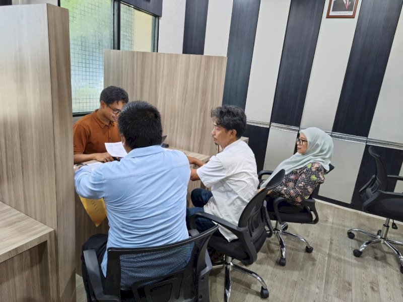 Muhammad Darwin Fatir, korban kekerasan aparat kepolisian saat  menjalani pemeriksaan sebagai saksi korban di Mapolda Sulsel, Jalan Perintis Kemerdekaan, Selasa (21/4/2026). Pemeriksaan tersebut merupakan tindak lanjut atas putusan praperadilan yang sebelumnya dimenangkan pihak korban. @Jejakfakta/dok. Istimewa