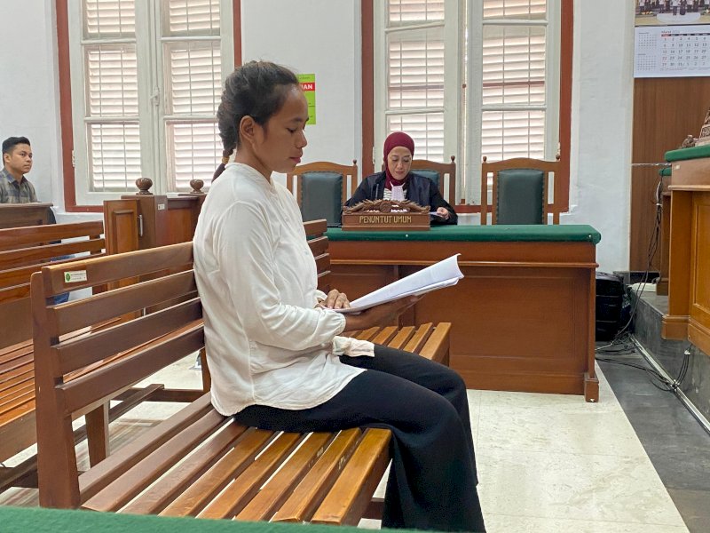 Pemeriksaan terdakwa, Loli&mdash;seorang buruh perempuan perantau, saat menjalani persidangan di Ruang Mudjonodi Pengadilan Negeri Makassar, Selasa (21/4/2026). @Jejakfakta/dok. Istimewa