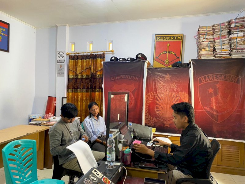 Glen, salah seorang warga yang getol menolak upaya penggusuran tongkonan, saat pertama kali diperiksa di Polres Tana Toraja sebagai saksi terlapor. @Jejakfakta/dok. Istimewa