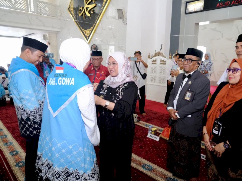 Bupati Gowa, Sitti Husniah Talenrang, didampingi Sekretaris Daerah Kabupaten Gowa, Andy Azis Peter, melepas pemberangkatan Jamaah Calon Haji (JCH) kloter pertama Kabupaten Gowa di Masjid Agung Syekh Yusuf, Kamis (23/4/2026). @Jejakfakta/dok. Humas Pemkab Gowa