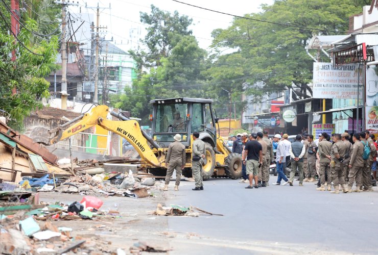 60 Lapak &ldquo;Cat Kuning&rdquo; Dibongkar Damai, Pemkot Makassar Kembalikan Fasum Setelah 30 Tahun Dikuasai PKL