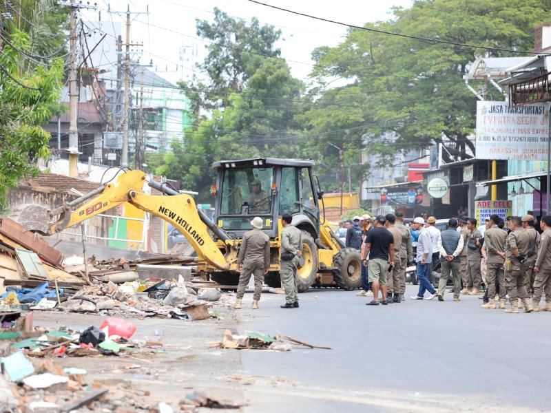 Sebanyak 60 lapak pedagang kaki lima (PKL) di Jalan Tinumbu, Kecamatan Bontoala, akhirnya ditertibkan dengan menggunakan alat berat, Kamis (23/4/2026). @Jejakfakta/dok. Humas Pemkot Makassar