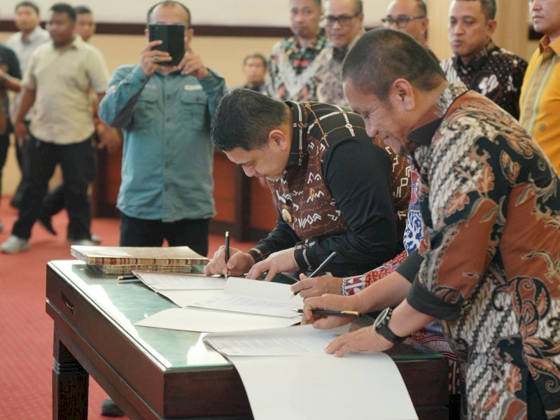 Wali Kota Makassar, Munafri Arifuddin, saat menghadiri Rapat Koordinasi Pengelolaan Sampah dan Strategi Komunikasi, Informasi, dan Edukasi (KIE) di Kantor Gubernur Sulawesi Selatan, Kamis (23/4/2026). @Jejakfakta/dok. Humas Pemkot Makassar