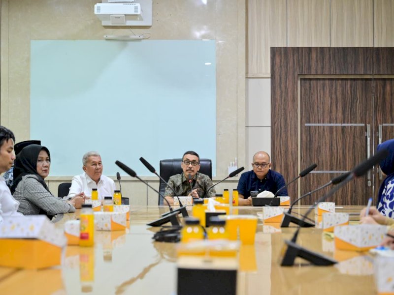 Pelaksana Tugas (Plt) Direktur Utama PDAM Makassar, Andi Syahrum Makkuradde, bersama Plt Direktur Umum Andi Taufiq Aris menerima langsung rombongan yang dipimpin Ketua DPRD Wajo, Firmansyah Perkesi, di ruang rapat direksi, Kamis (23/04/2026). @Jejakfakta/dok. Humas PDAM Makassar